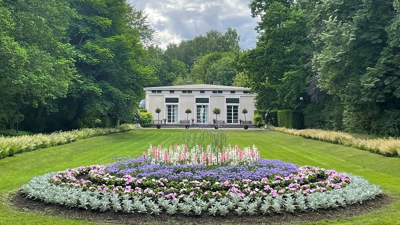 Foto: Rottneros park Blomsterprakt i Rottneros park - symmetrisk plantering och klassisk paviljong i en av Sveriges mest berömda trädgårdsanläggningar.